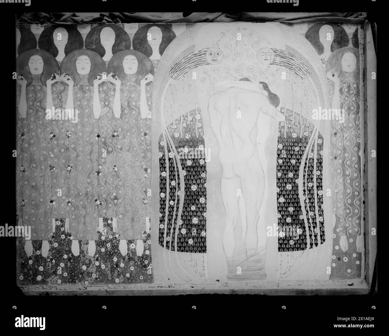 14th exhibition of the Viennese Secession, left side hall, rights side wall: choir of angels and himself embracingly pair 'Diesen Kuss der ganzen Welt' from the last appanage of the Beethoven frieze of Gustav Klimt. photo reproduction by Moritz Naehr., 1902 - 19020101 PD2730 - Rechteinfo: Rights Managed (RM) Stock Photo