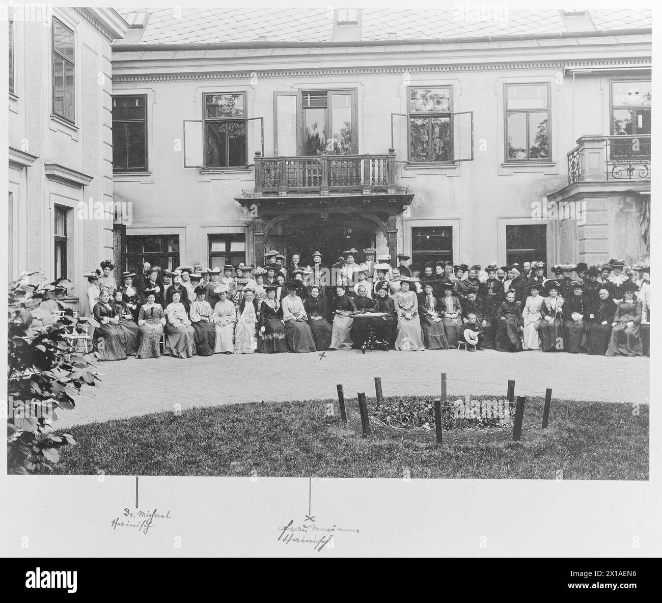 assemblage of the federal Austrian women's association, Maryanne Perger (Hainisch) in group at the garden side her home in Vienna 3, Rochusgasse (Rochus Alley) 7th, 21.05.1903 - 19030521 PD0001 - Rechteinfo: Rights Managed (RM) Stock Photo
