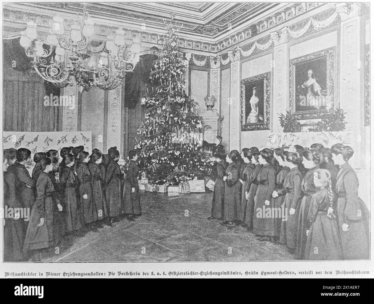 Vienna 17, Kalvarienberggasse (Kalvarienberg Alley) 28, Christmas celebration in the k. and k. Educational institute of military officer's daughters: the in front of the Christmas tree report pupil at a boarding school in expectation of the distribution of presents by the directress Bertha countess of Geldern-Egmond, halftone printing to photographic, 1904 - 19040101 PD1289 - Rechteinfo: Rights Managed (RM) Stock Photo