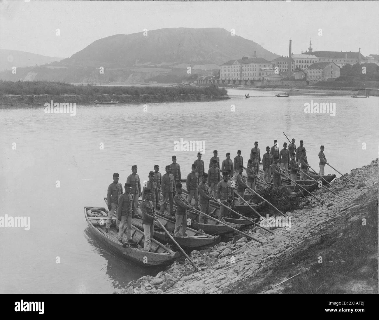 Hainburg, members of the Imperial and Royal pioneer cadet school at brages drive on the Danube, 1908 - 19080101 PD1170 - Rechteinfo: Rights Managed (RM) Stock Photo