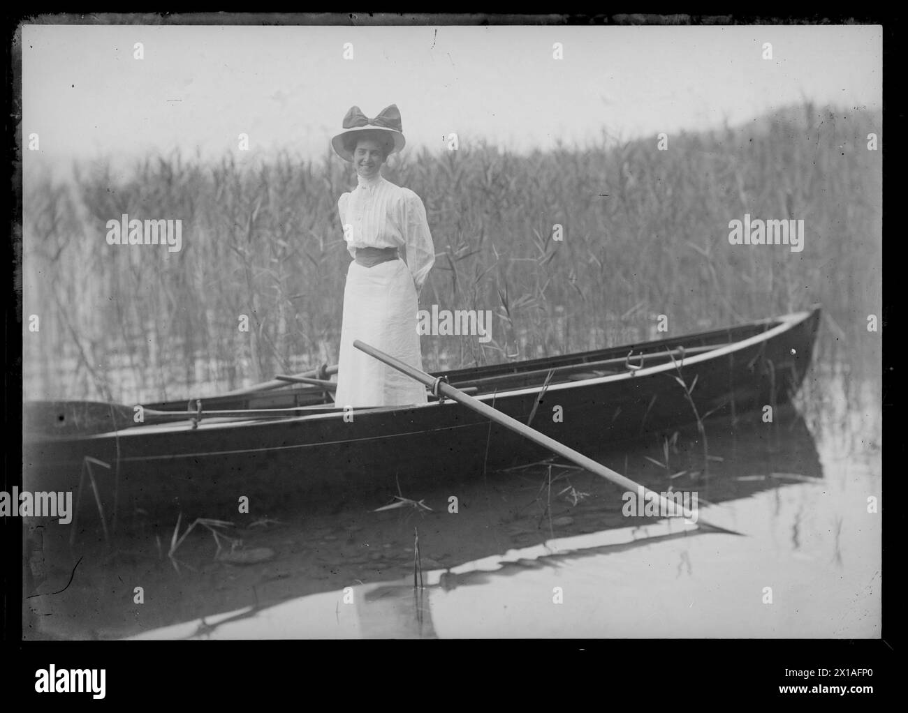 Alice ordure in a boat, Alice ordure, born snout, in a boat in the reed standing, 1908 - 19080101 PD1261 - Rechteinfo: Rights Managed (RM) Stock Photo