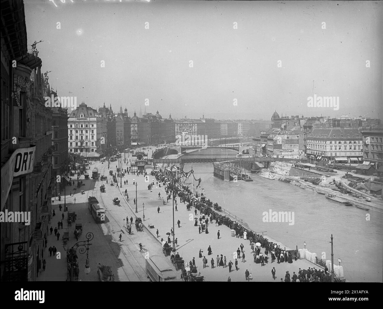 Vienna 1, Franz-Josefs-Kai (Franz Josef Quay), laying of the foundation stone of the Ferdinandsbruecke (Ferdinands Bridge) (now Schwedenbruecke (Schweden Bridge)), 1909 - 19090101 PD1020 - Rechteinfo: Rights Managed (RM) Stock Photo