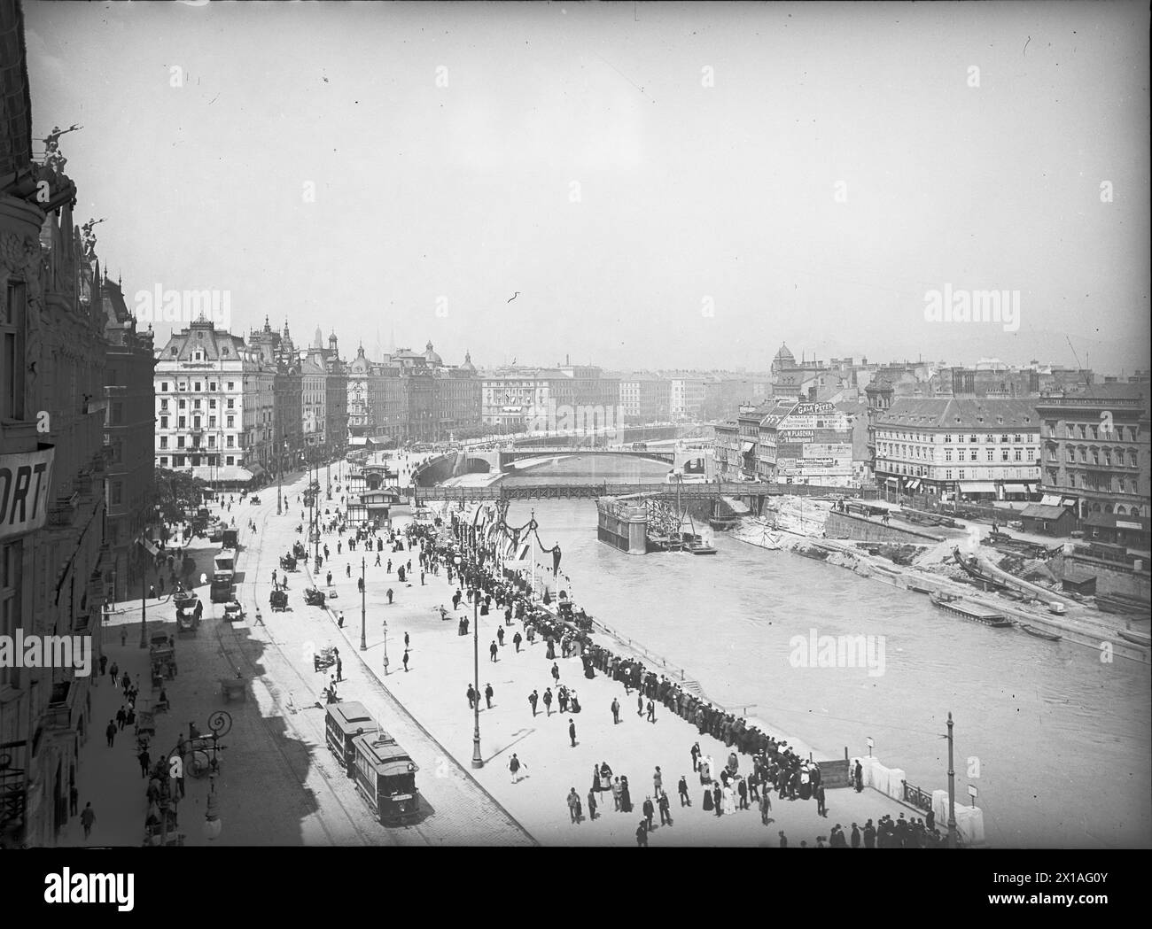 Vienna 1, Ferdinandsbruecke (Ferdinands Bridge), laying of the foundation stone of the new building for the future Schwedenbruecke (Schweden Bridge). view of Franz-Josefs-Kai (Franz Josef Quay) towards Schwedenplatz (Schweden Square) and Taborstrasse (Tabor Street), 05.07.1909 - 19090705 PD0003 - Rechteinfo: Rights Managed (RM) Stock Photo