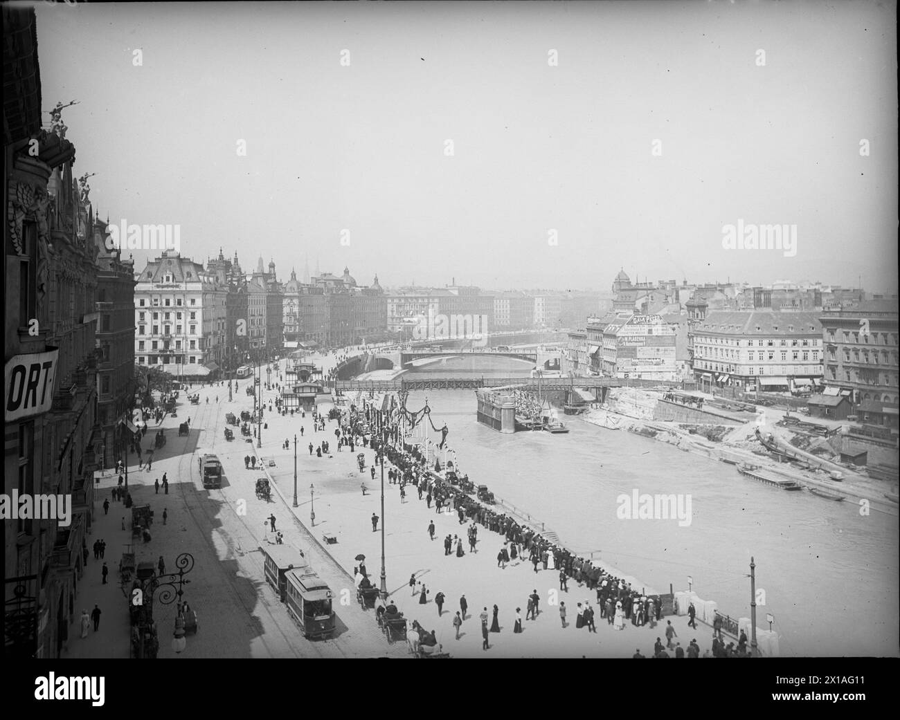 Vienna 1, Franz-Josefs-Kai (Franz Josef Quay), laying of the foundation stone of the new Ferdinandsbruecke (Ferdinands Bridge) (now Schwedenbruecke (Schweden Bridge)), 05.07.1909 - 19090705 PD0004 - Rechteinfo: Rights Managed (RM) Stock Photo
