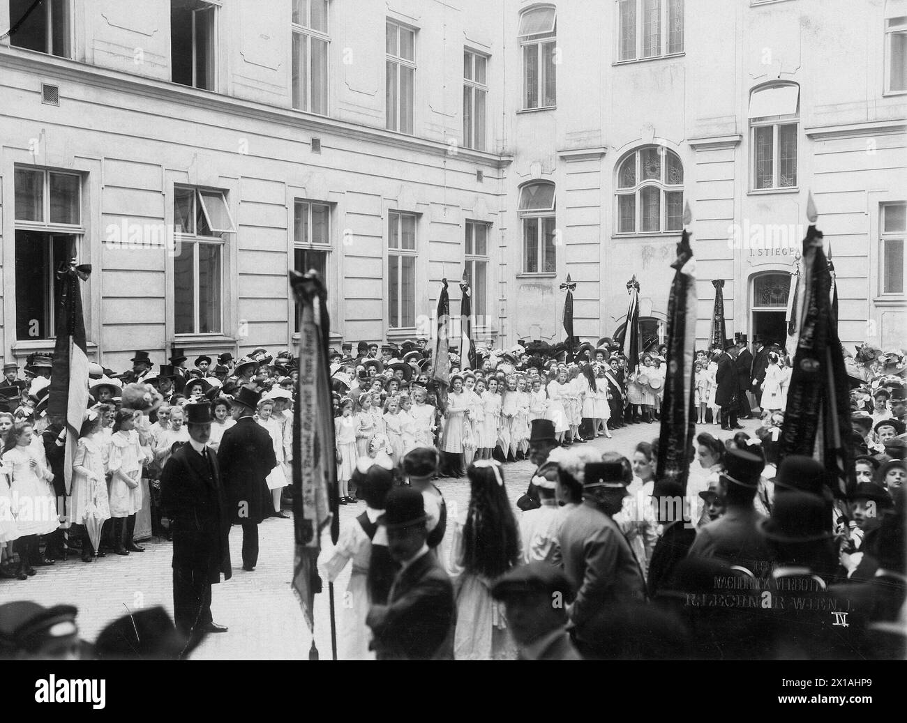 Vienna 7, Hermanngasse (Hermann Alley) 24-28, opening of the new town hall for the 7th district: . schoolchild with flags in the court, 26.05.1910 - 19100526 PD0002 - Rechteinfo: Rights Managed (RM) Stock Photo
