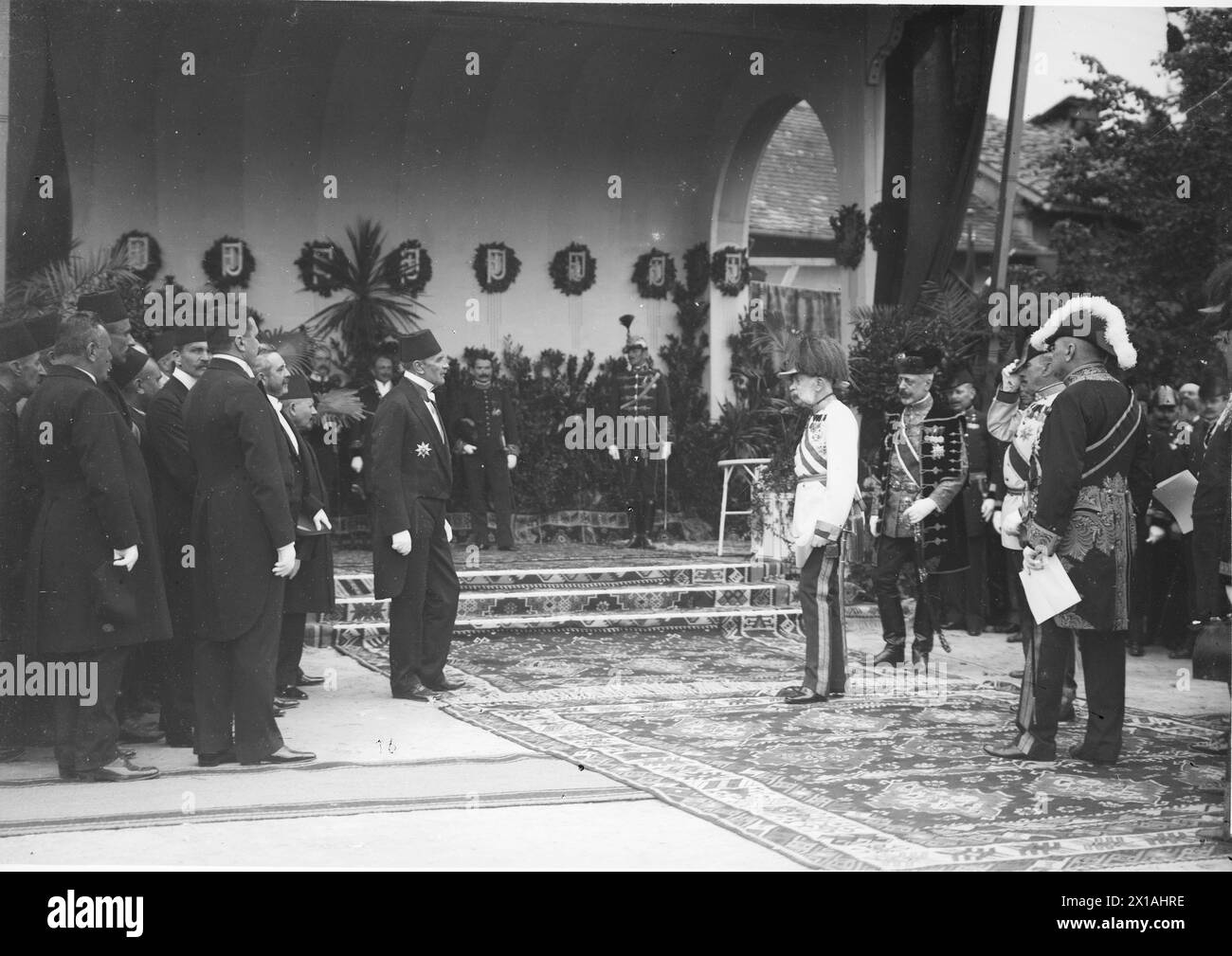 Trip to Bosnia of Franz Joseph I, Emperor of Austria, 1910, welcome by mayor Essad effendi Kulovic in the reception tent on the station of Sarajevo on the 30.5.1910., 30.05.1910 - 19100530 PD0026 - Rechteinfo: Rights Managed (RM) Stock Photo