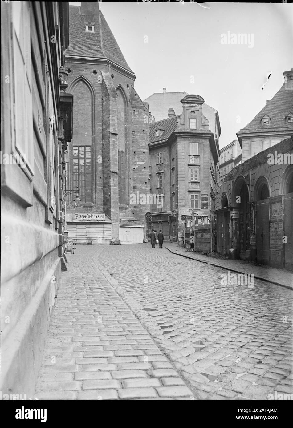 Vienna 1, district, Seitzerggasse (Seitzerg Alley), near demolition of the Seitzerhof view in the Kurrentgasse (Kurrent Alley) (on the right) and on the schoolyard. across from on the left of the Gothic chorus of the church 'Zu den neun Choeren', 19.02.1911 - 19110219 PD0001 - Rechteinfo: Rights Managed (RM) Stock Photo