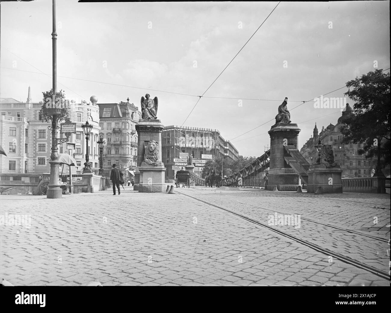 Vienna 2, Aspernbrueckengasse (Aspernbruecken Alley), view across Aspernbruecke (Aspern Bridge) to the Stubenring and Franz- Josefs-Kai (Josef Quay), on the left Urania, 29.06.1911 - 19110629 PD0005 - Rechteinfo: Rights Managed (RM) Stock Photo