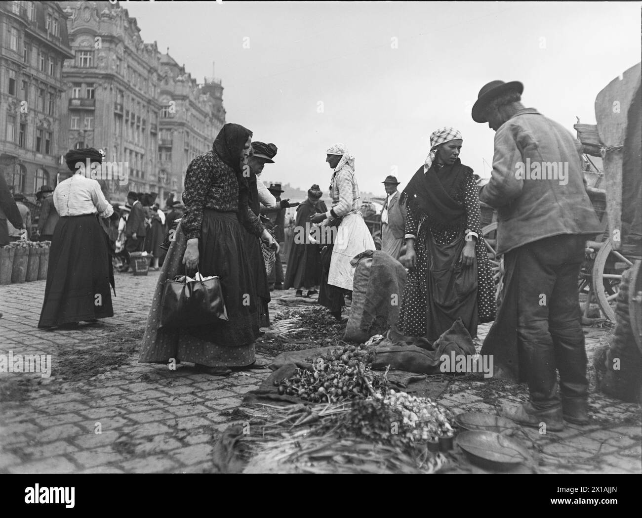 Vienna 4, Naschmarkt, Croatian saleswoman, 01.07.1912 - 19120701 PD0027 - Rechteinfo: Rights Managed (RM) Stock Photo