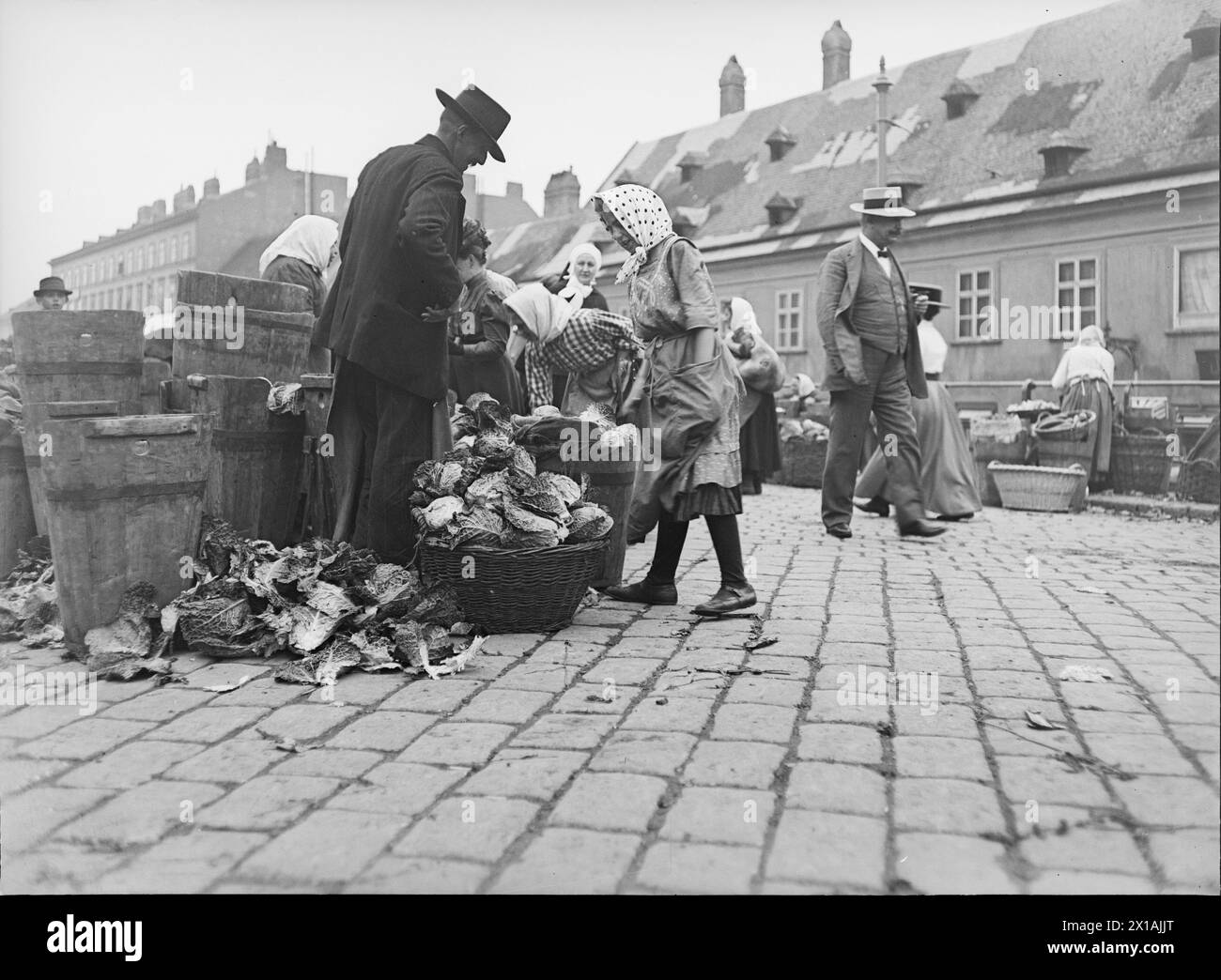 Vienna 4, Naschmarkt, Croatian saleswoman, 01.07.1912 - 19120701 PD0025 - Rechteinfo: Rights Managed (RM) Stock Photo