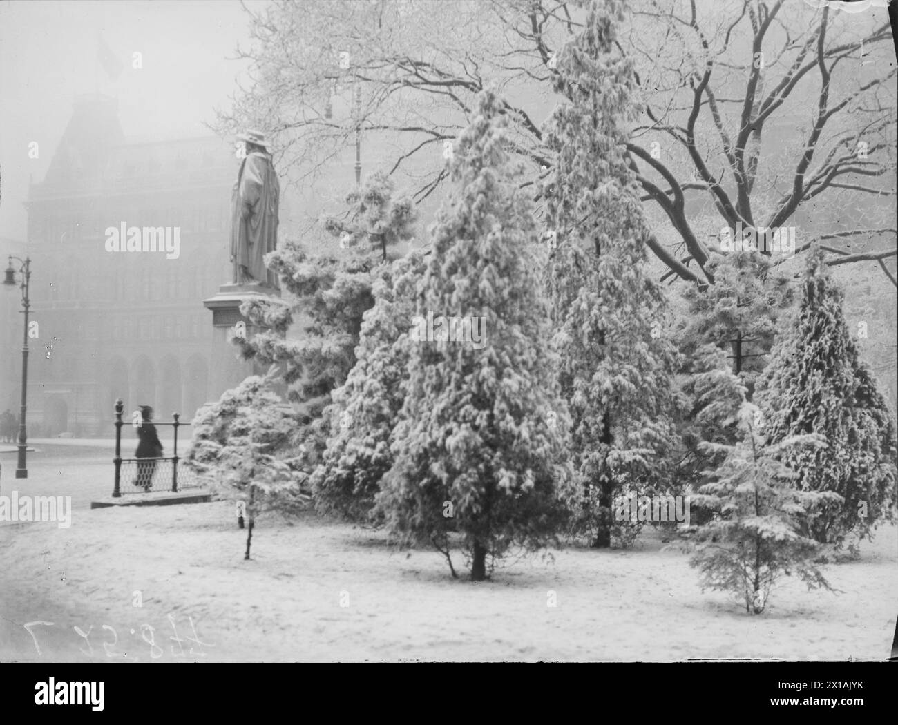 Vienna 1, townhall park, view towards Stadiongasse (Stadion Alley) with Kolonitzdenkmal (Kolonitz Monument). winter shot, 1914 - 19140101 PD9385 - Rechteinfo: Rights Managed (RM) Stock Photo