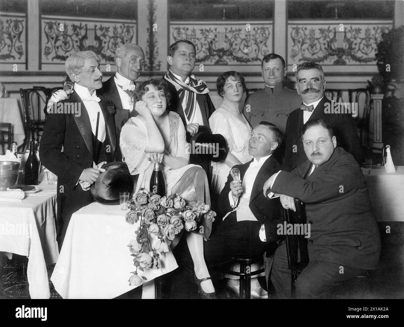 Kalman, Emmerich, picture (penstock astride on a loungers sitting, semi left, the joggle poor on the back supported) together with the first impersonator of his operetta 'Die Csárdásfuerstin': Max bread, Mizzi Guenther, Joseph Koelnig, Susanne Bachrich, Charles Bachmann and three unknown quantity gentlemen. world premiere in the John Strauss-Theater in Vienna., 17.11.1915 - 19151117 PD0006 - Rechteinfo: Rights Managed (RM) Stock Photo
