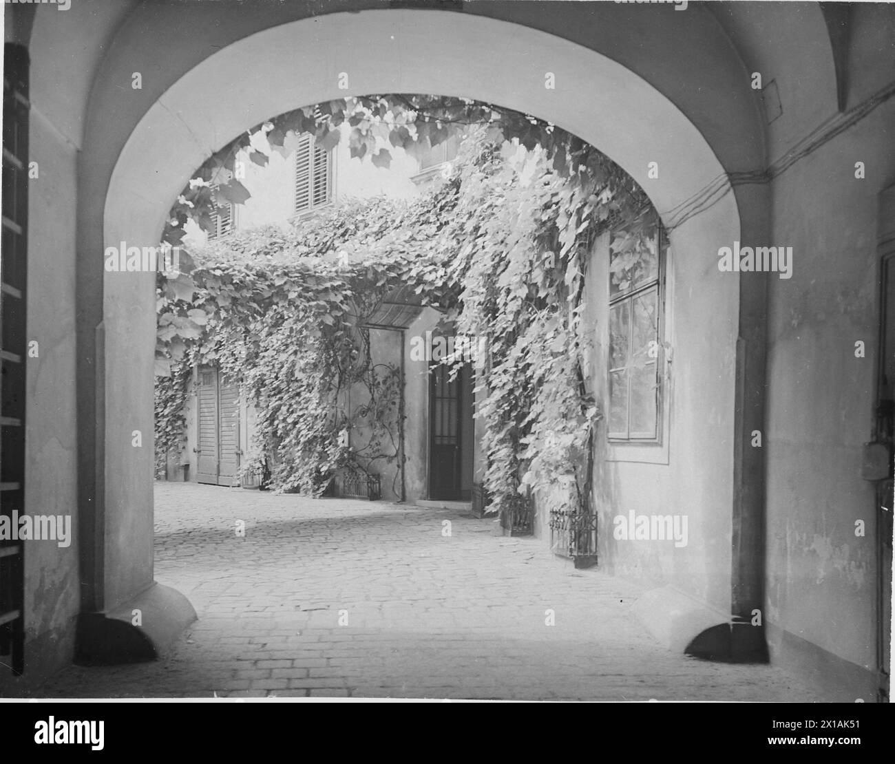 Vienna 1, Singerstrasse (Singer Street) 7, court. rise to the 2nd ...