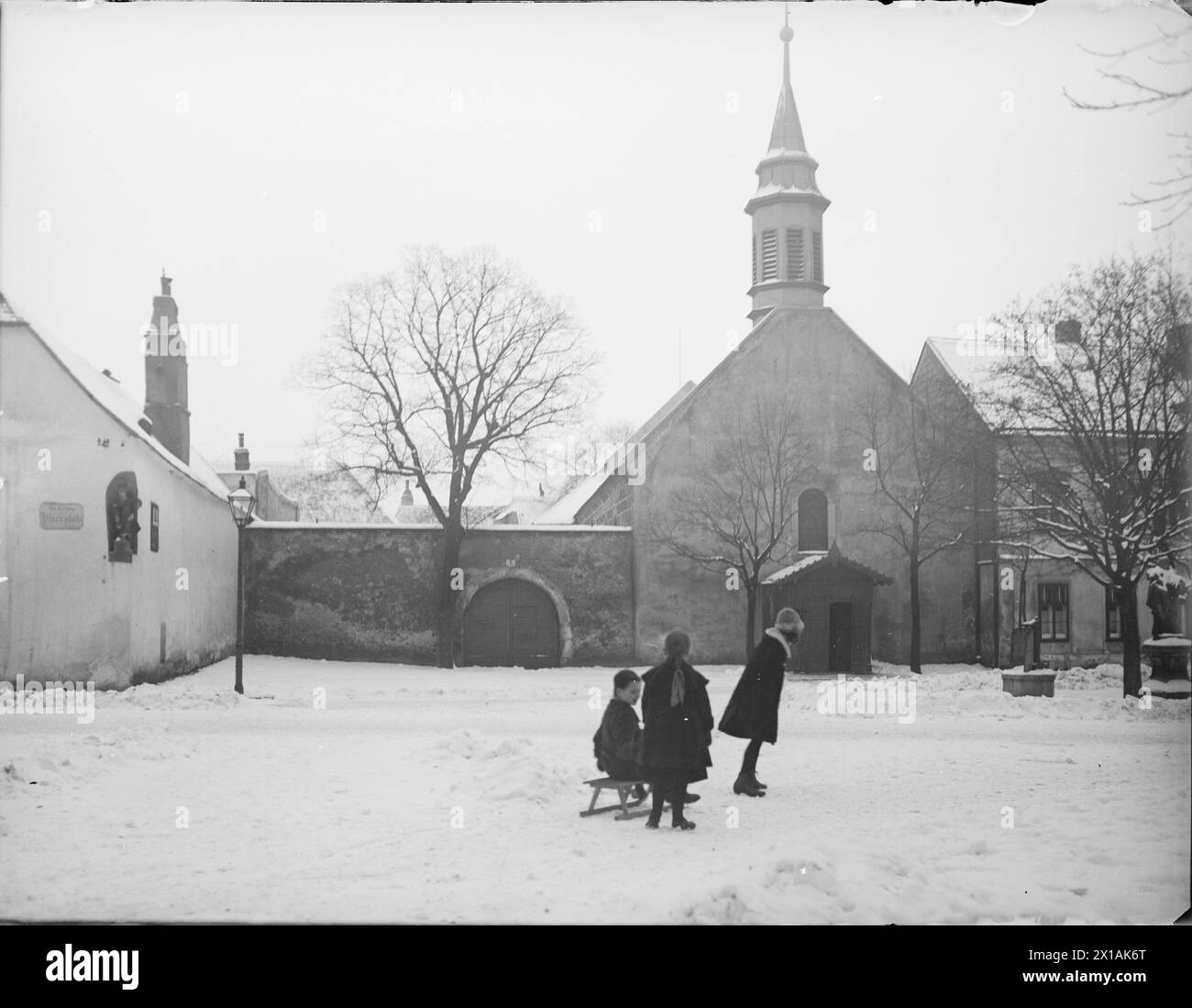 Vienna 19, Pfarrplatz (Pfarr Square), St. James' Church, winter image, 26.01.1919 - 19190126 PD0001 - Rechteinfo: Rights Managed (RM) Stock Photo