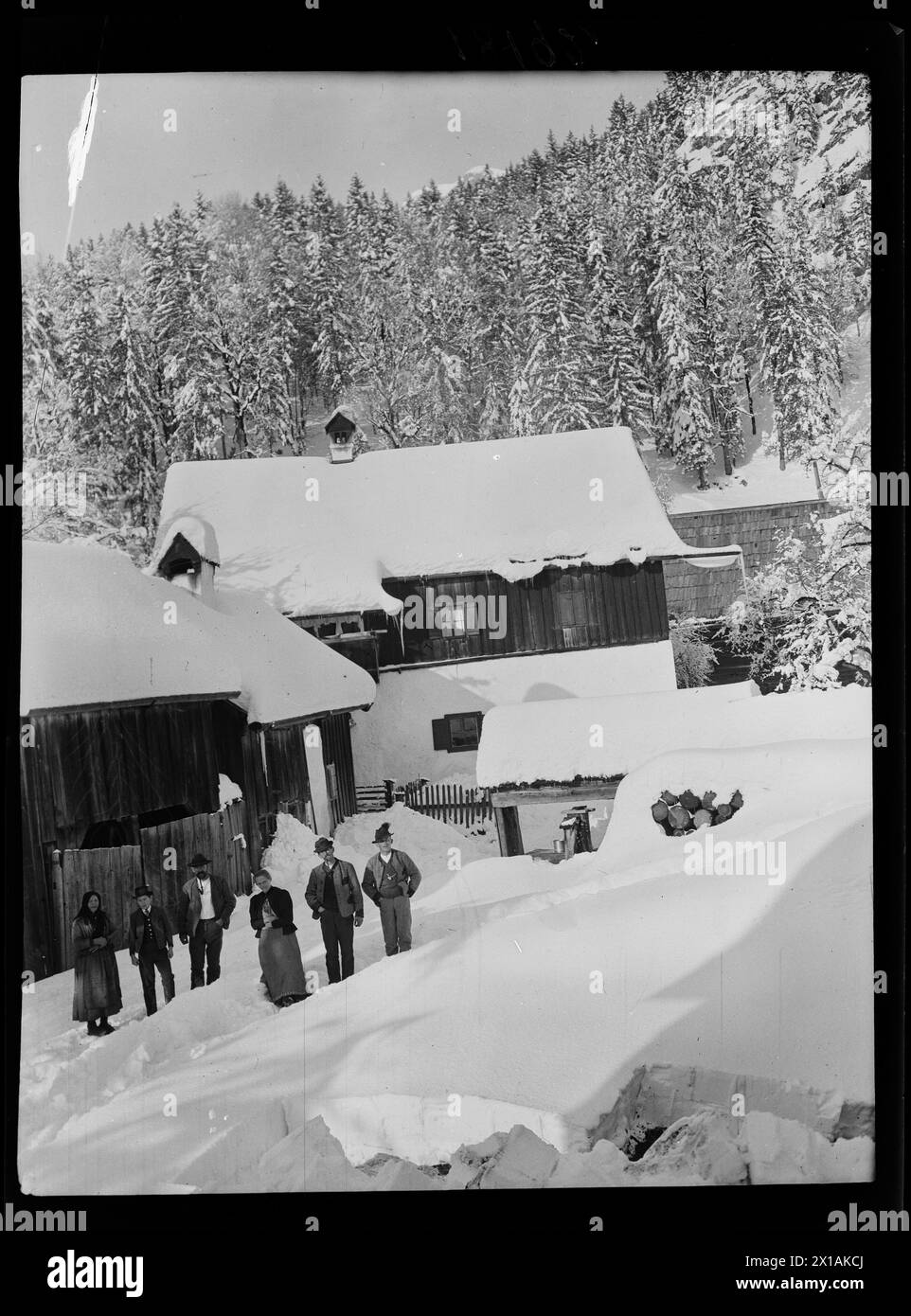 View of a house with inmate in Goessl at Lake Grundl, 1920 - 19200101 PD14096 - Rechteinfo: Rights Managed (RM) Stock Photo