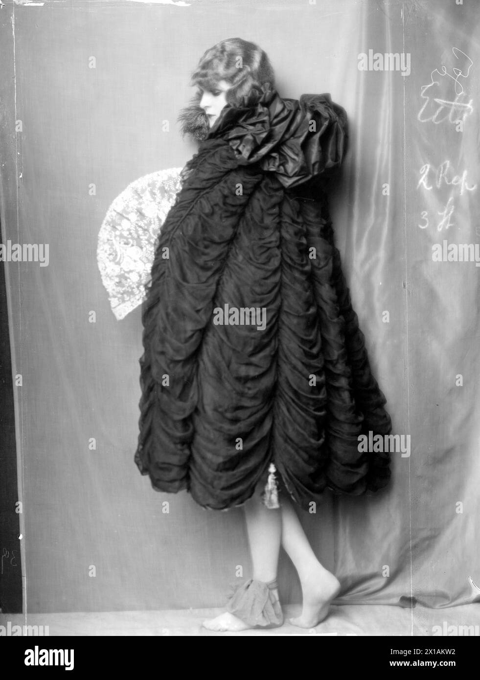 Anita Berbers as Model, Anita Berbers in a pile coat creation with hood, with fans, 20.04.1921 - 19210420 PD0002 - Rechteinfo: Rights Managed (RM) Stock Photo