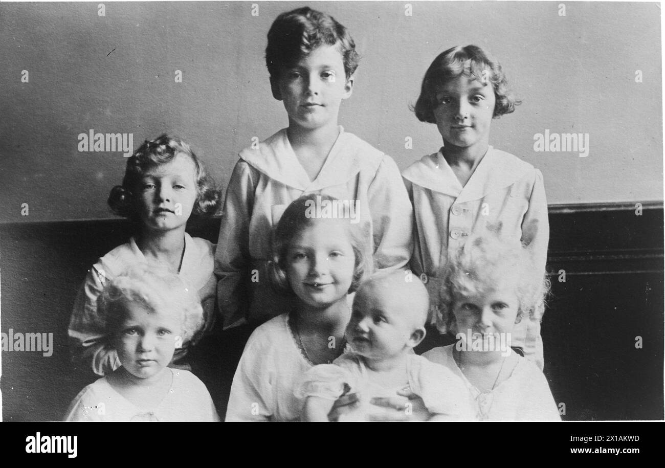 The children of emperor Charles I and empress Zita of Austria, The sibling Felix, Otto, Robert (posterior rank) as well as Rudolf, Adelaide, Charlotte and Charles Lewis (in front, from left to right) reproduction photography, 1921 - 19210101 PD2109 - Rechteinfo: Rights Managed (RM) Stock Photo