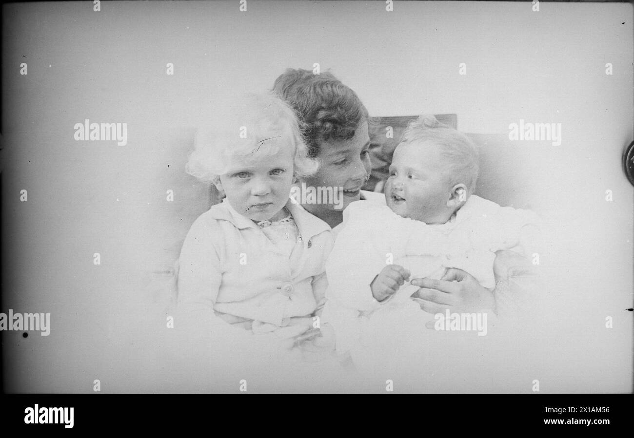 Otto Habsburg with the two recent sibling, archduke Otto with archduchess Charlotte and Elisabeth. replica., 1923 - 19230101 PD2446 - Rechteinfo: Rights Managed (RM) Stock Photo