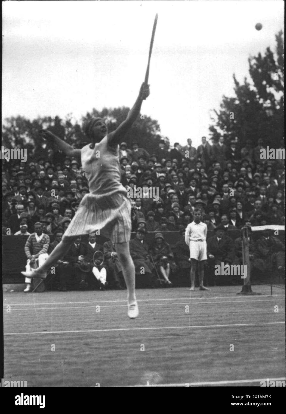 Photo Historique Vintage Suzanne Lenglen Sautant Pour Frapper Une Balle De Tennis