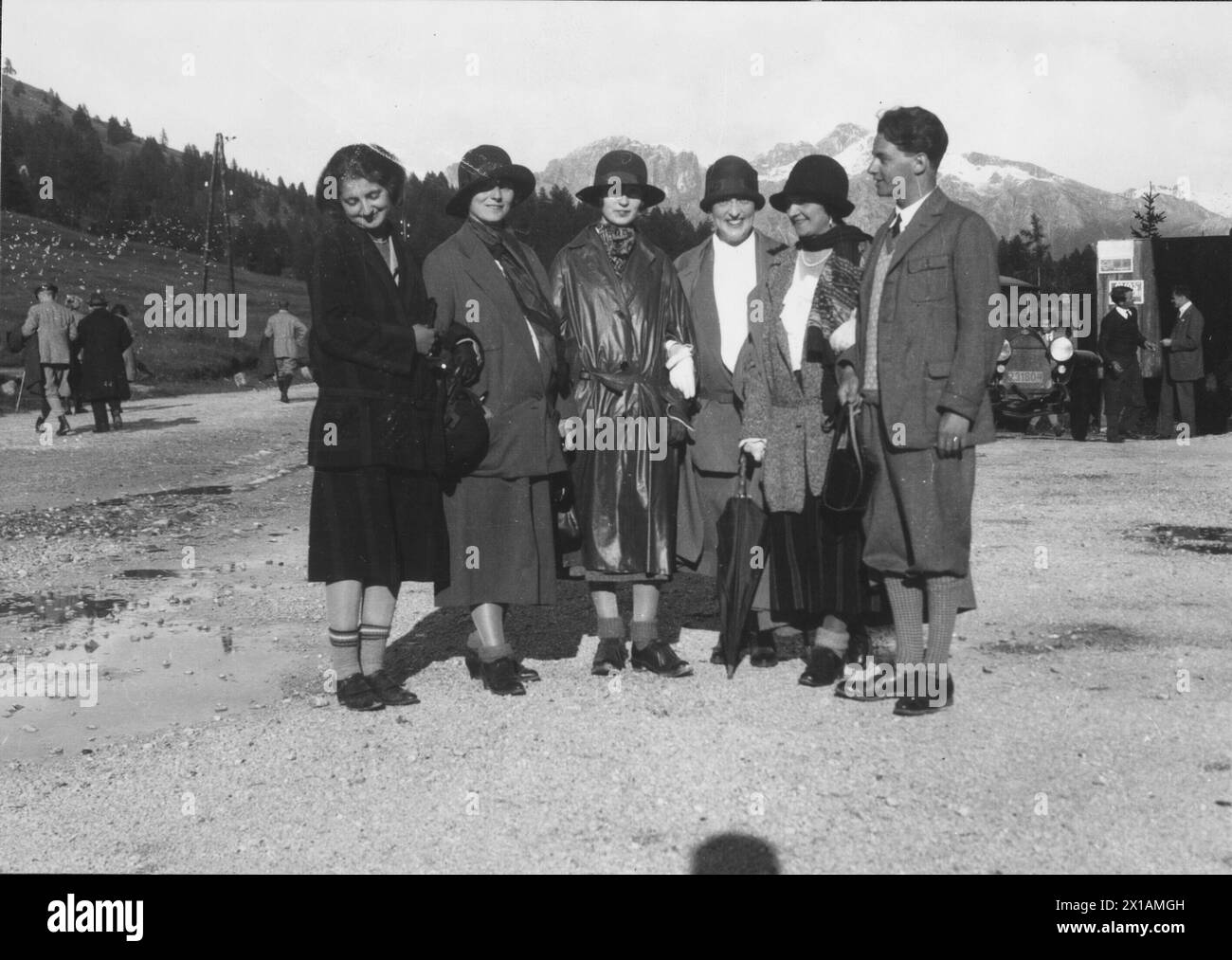 Family Schnitzler with known, group picture Lili Schnitzler, Olga Szell, Marianne Koppel, Louise Koppel, Olga Schnitzler and Heinrich Schnitzler (from l. n. r.), sign up from George Szell., 01.08.1925 - 19250801 PD0004 - Rechteinfo: Rights Managed (RM) Stock Photo