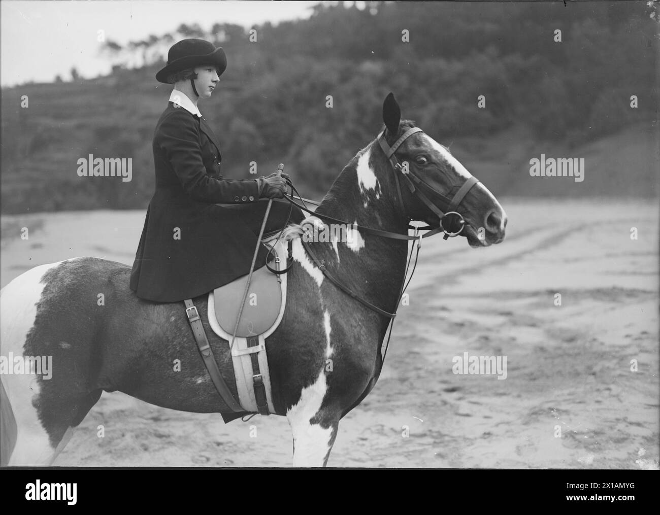 Adelaide Habsburg on horse on the beach of Lequeitio, 1927 - 19270101 PD3861 - Rechteinfo: Rights Managed (RM) Stock Photo