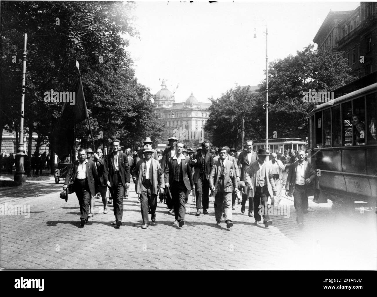 July Revolt, squawk worker on the way to the law courts, 15.07.1927 - 19270715 PD0037 - Rechteinfo: Rights Managed (RM) Stock Photo