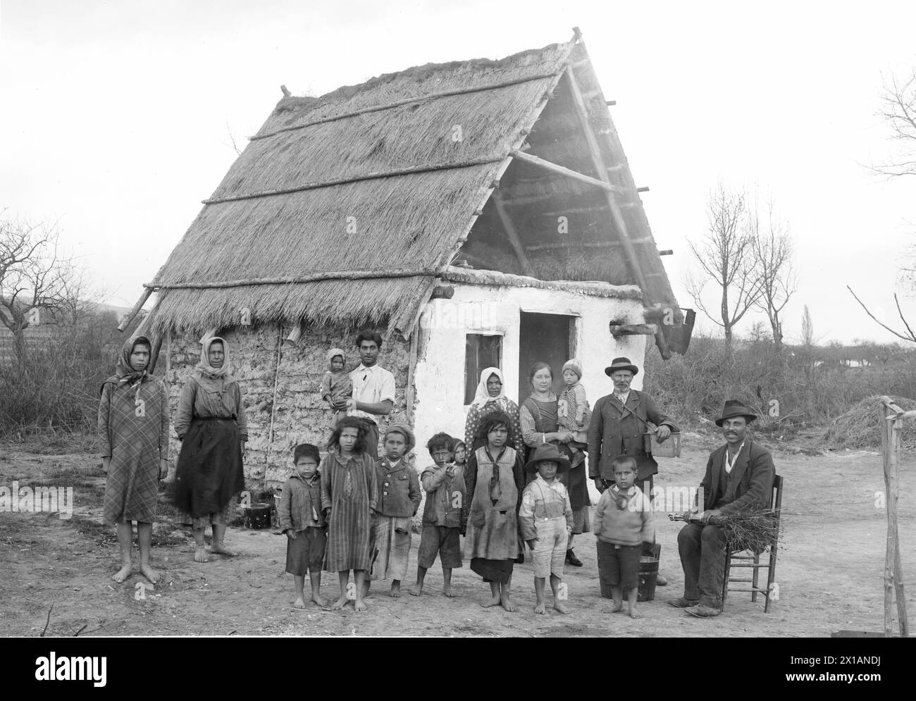 Neudorf at Landsee (lake), Roma family in front of the meagre houses, 1928 - 19280101 PD3328 - Rechteinfo: Rights Managed (RM) Stock Photo
