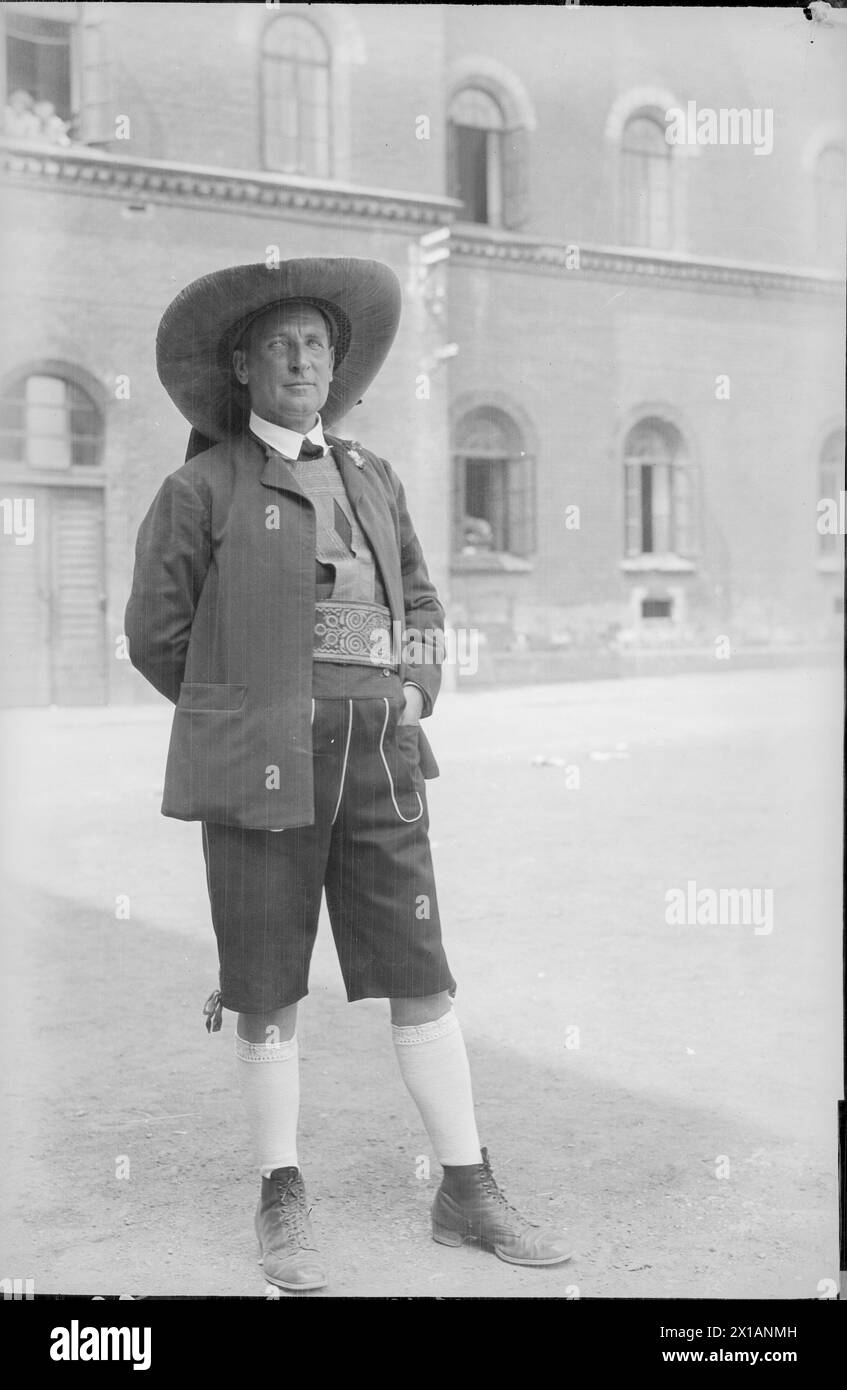 Singer parade Vienna 1928, Tyrolese bloke, 1928 - 19280101 PD5648 ...