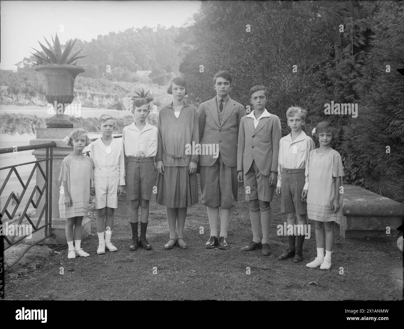 The children of emperor Charles I and empress Zita of Austria, in younger years. The sibling Elisabeth, Rudolf, Felix, Adelaide, Otto, Robert, Charles Lewis and Charlotte (from left n. r.) in the Park of the home of the exiles imperial family., 1928 - 19280101 PD5641 - Rechteinfo: Rights Managed (RM) Stock Photo