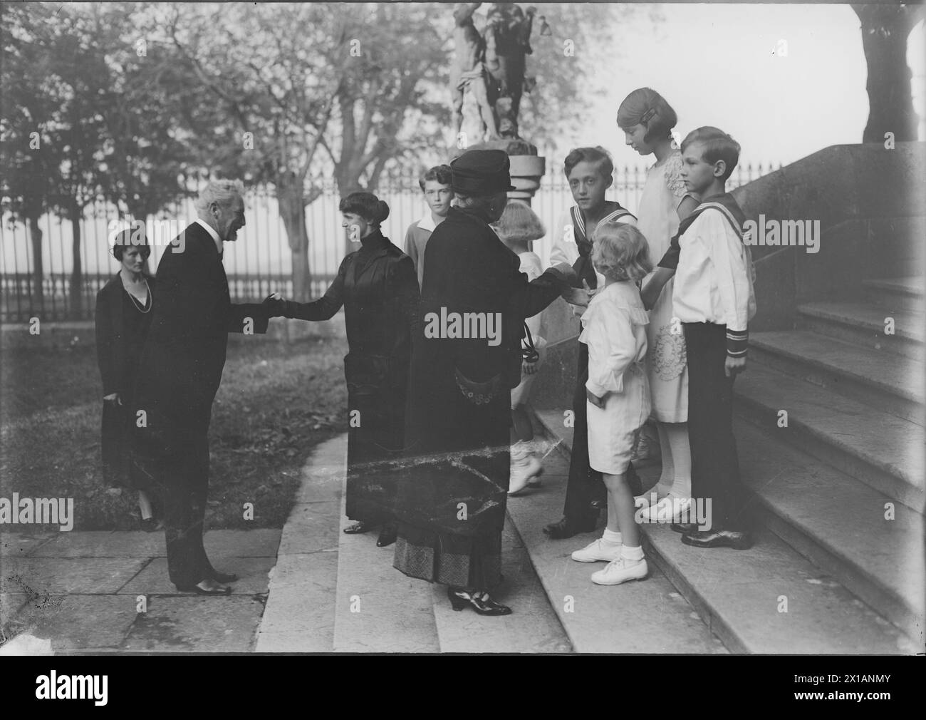 Visitation at Zita Habsburg and her children, greeting of archduke Eugene of Austria and Mary Antonia, Infanta of Portugal through Zita and her children in front of the home of the exiles imperial family., 1928 - 19280101 PD5644 - Rechteinfo: Rights Managed (RM) Stock Photo