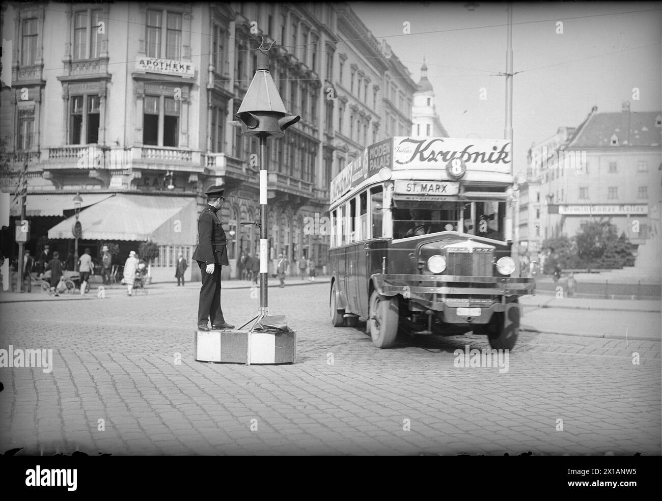 Vienna 1, Ringstrasse, traffic policeman under Ampelturm (Ampel Tower) next to bus on the junction Parkring/Wollzeile, 1930 - 19300101 PD10067 - Rechteinfo: Rights Managed (RM) Stock Photo