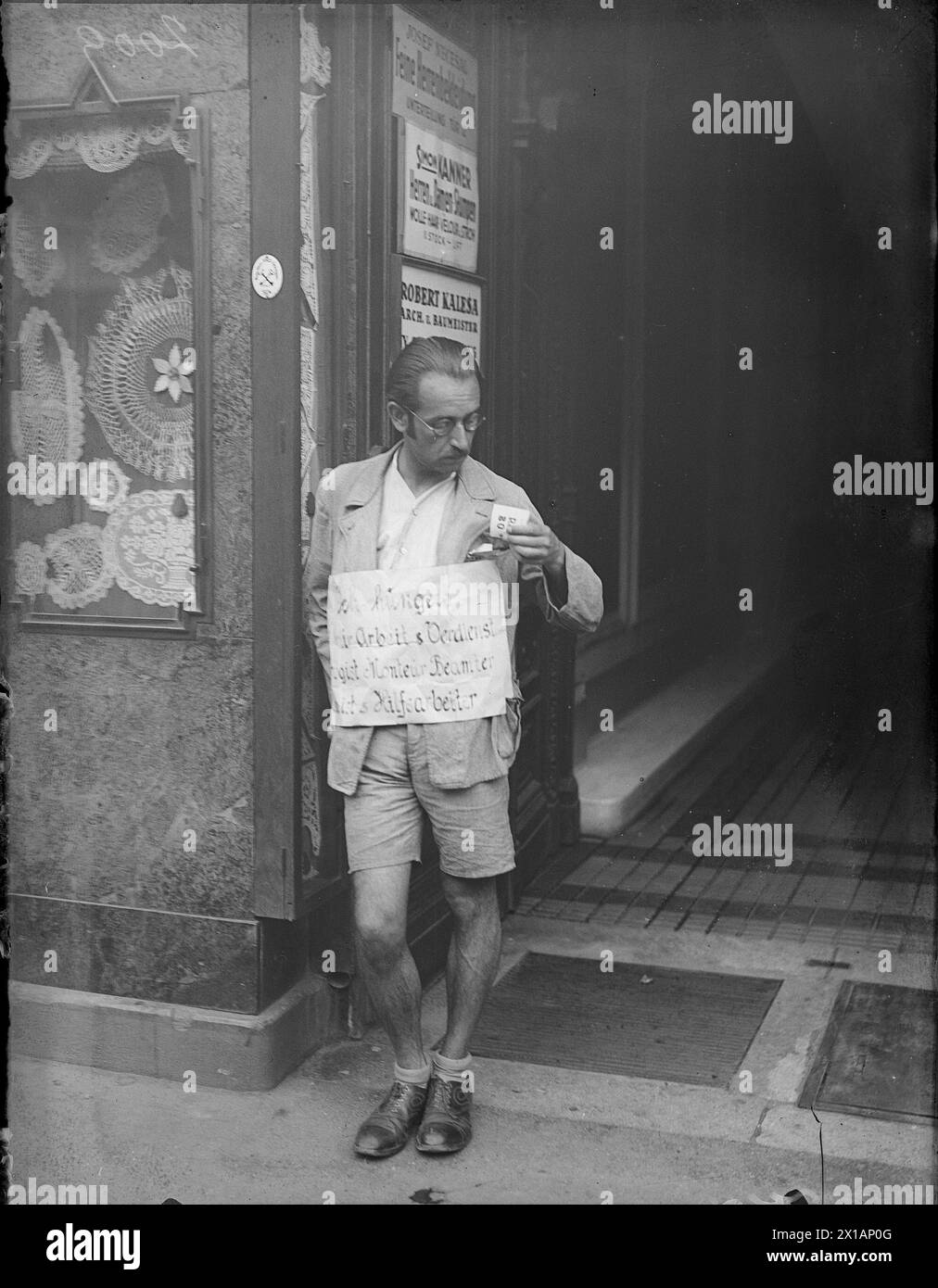 Penury in Vienna, unemployed with put on poster ´Ich hungere´, 1930 - 19300101 PD19045 - Rechteinfo: Rights Managed (RM) Stock Photo