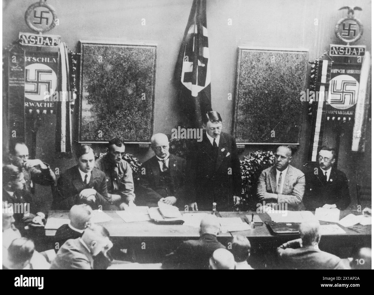 Hitler, Adolf, reproduction ( half length standing, light right) in team and a. with Alfred Rosenberg, Gregory Strasser and Heinrich Himmler on the occasion of one Fuehrertagung (The Leader Conference) the NSDAP in Munich, 1930 - 19300101 PD20903 - Rechteinfo: Rights Managed (RM) Stock Photo