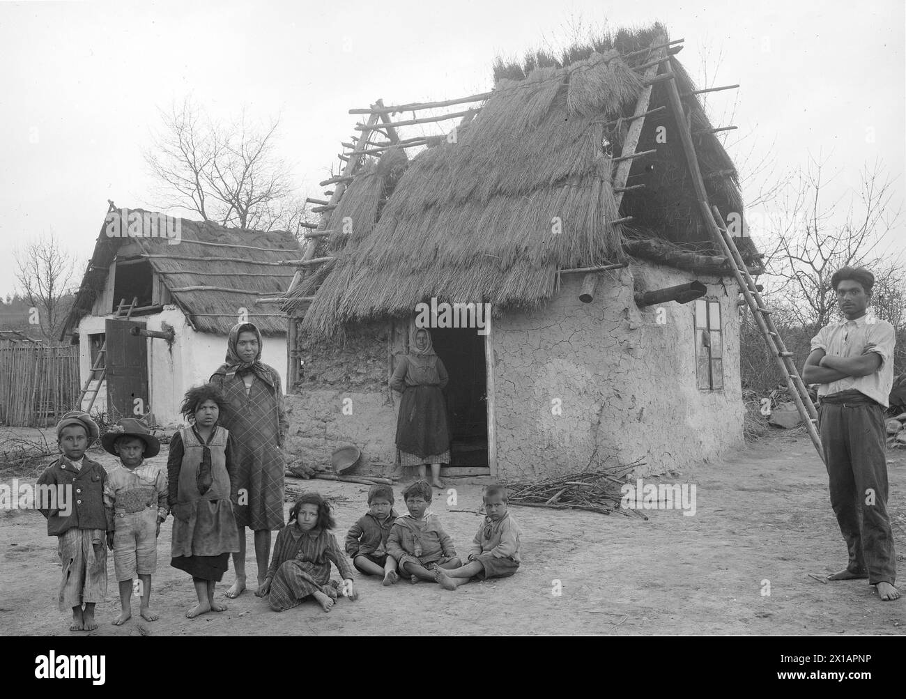 Neudorf at Landsee (lake), Roma family in front of thatched hut, 1930 - 19300101 PD8910 - Rechteinfo: Rights Managed (RM) Stock Photo