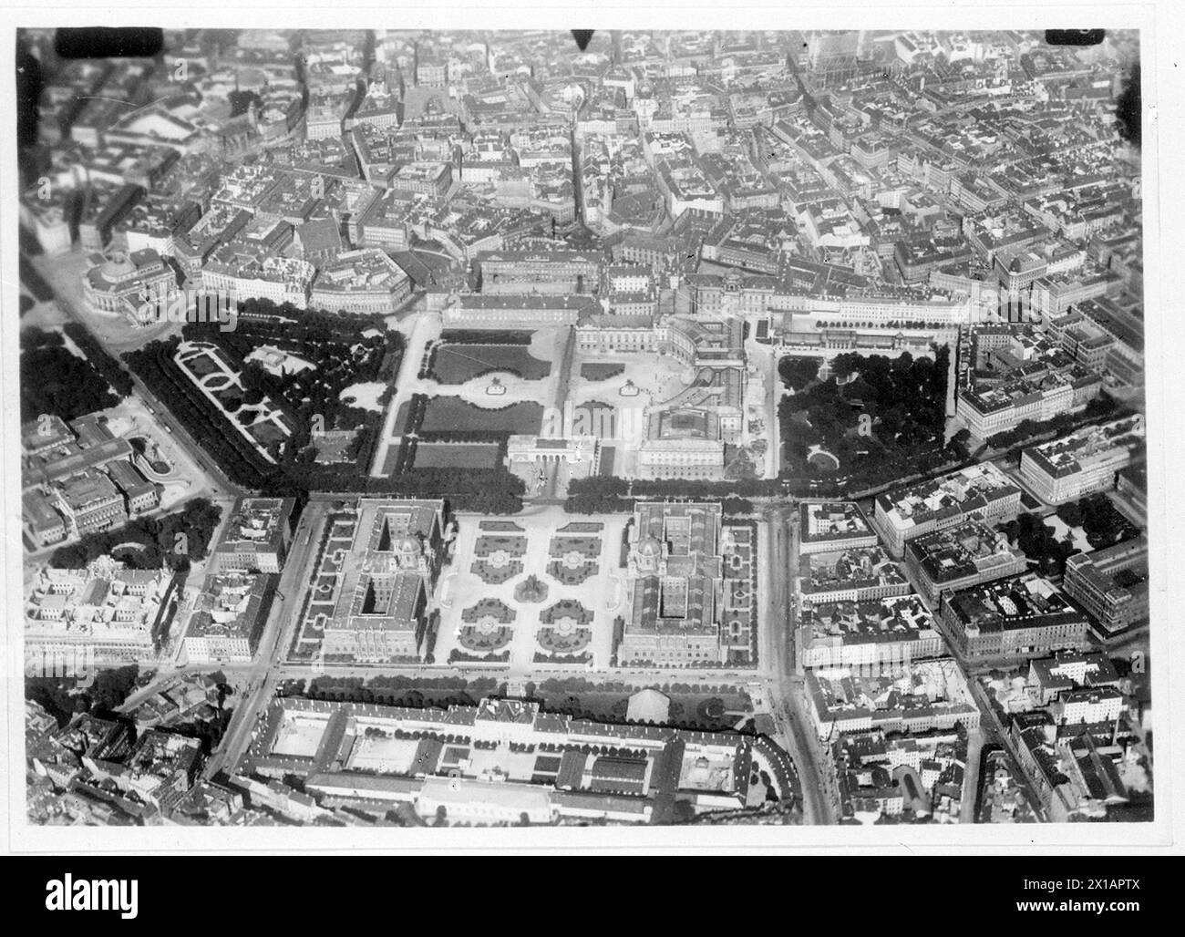 Vienna 1, aerial photograph of the Hofburg museum complex, Museumsquartier (former Royal Mews), natural history and art history museum, Hofburg Palace, Burgtheater, Volksgarten, Heldenplatz (square), castle garden, state opera, aerial photograph from South-Western, 1930 - 19300101 PD9316 - Rechteinfo: Rights Managed (RM) Stock Photo