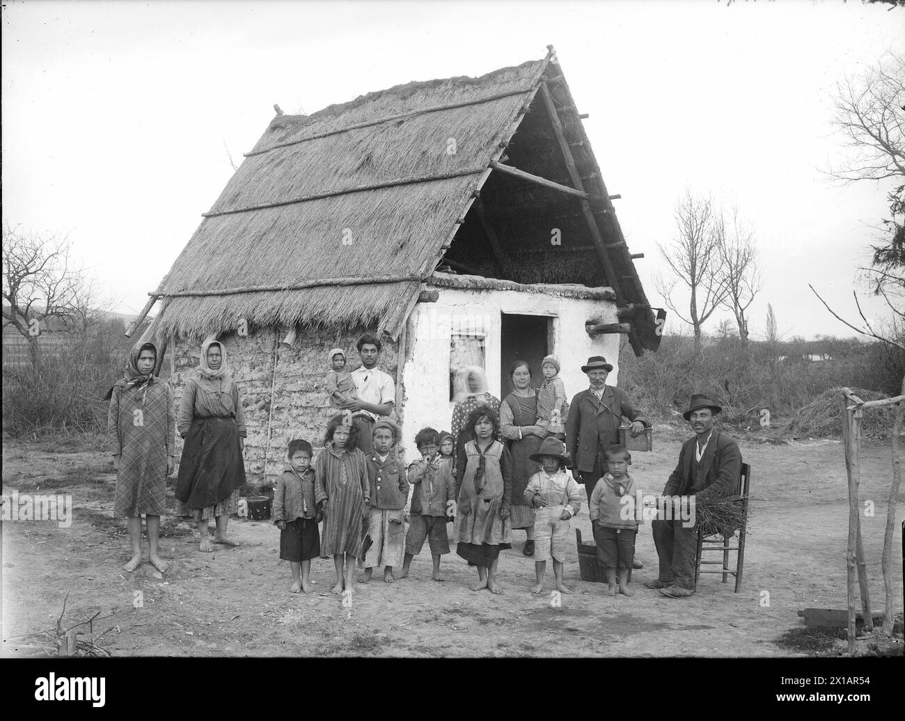 Roma women in Neudorf at Landsee (lake), family in front of thatched hut, 1930 - 19300101 PD9795 - Rechteinfo: Rights Managed (RM) Stock Photo
