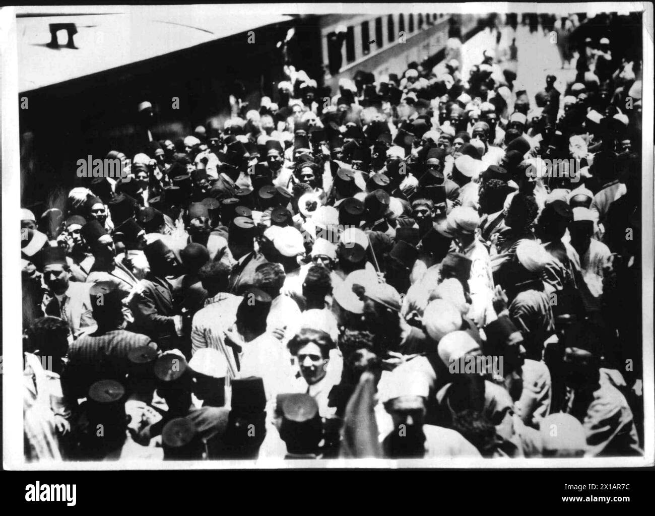Arrival of Nahas bashaw in Mansurah, Nahas bashaw, of the former Egyptian Prime Minister and to this date commander of the Wafd-party, at of his arrival at station of Mansurah. at demonstrations for the Wafd-party came E flat to rare riot, 16.07.1930 - 19300716 PD0005 - Rechteinfo: Rights Managed (RM) Stock Photo