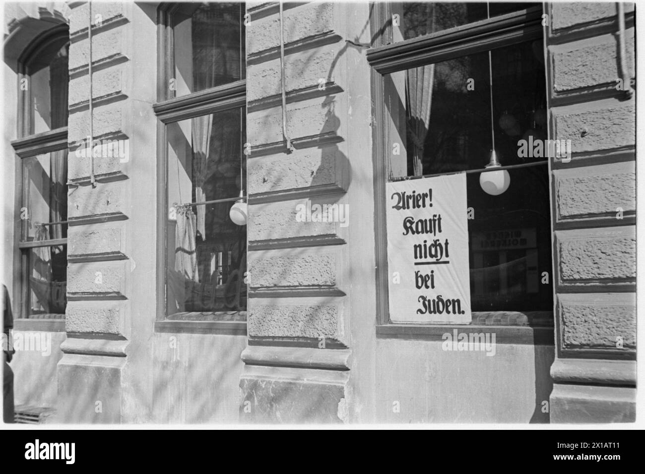 Anti-Semitic riot Vienna 1938, poster ''Arier! Kauft nicht bei Juden'' and graffiti ''Jud'' in the window of a Viennese Caféhaus, March 1938 - 19380301 PD0119 - Rechteinfo: Rights Managed (RM) Stock Photo
