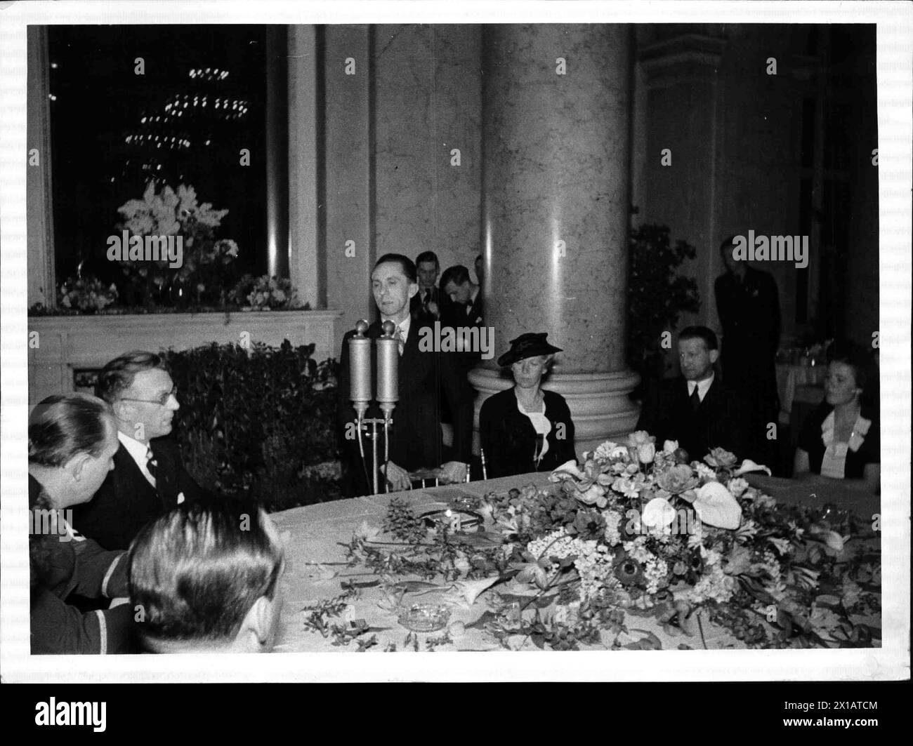 Reception of the motion-picture and theatre graduates Vienna at Goebbels, Goebbels during of his speech in the Ceremonial Hall the Viennese Hofburg Palace, from left: Seyss-Inquart, Goebbels, woman Seyss-Inquart, permanent secretary Muehlmann, Paula Wessely, 30.3.1938 - 19380330 PD0021 - Rechteinfo: Rights Managed (RM) Stock Photo
