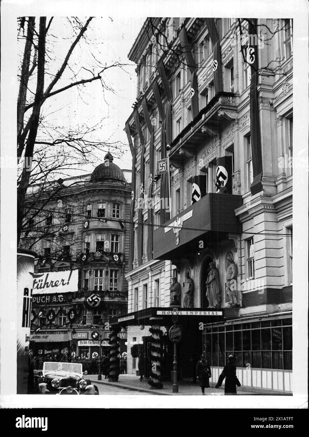 Day of the Greater German Empire in Vienna, Hitler on the balcony of the hotel ''Imperial '' on the ring, 9.4.1938 - 19380409 PD0031 - Rechteinfo: Rights Managed (RM) Stock Photo