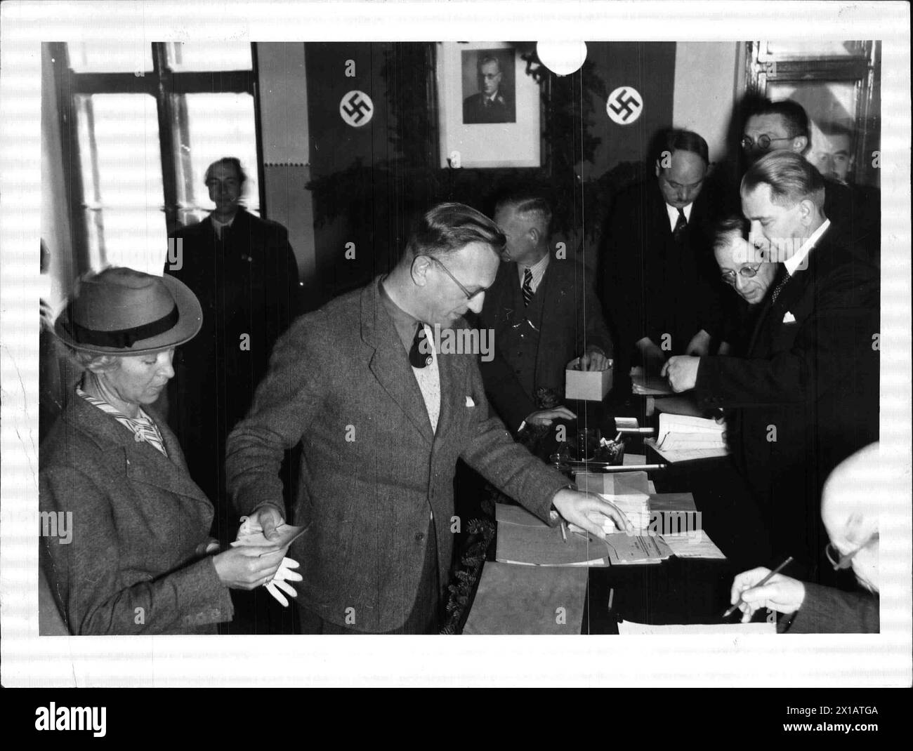 The plebiscite in Vienna, Seyss-Inquart at the voting in the polling station on the Hubertusplatz (Hubertus Square) in Wien-Dornbach., 10.04.1938 - 19380410 PD0128 - Rechteinfo: Rights Managed (RM) Stock Photo
