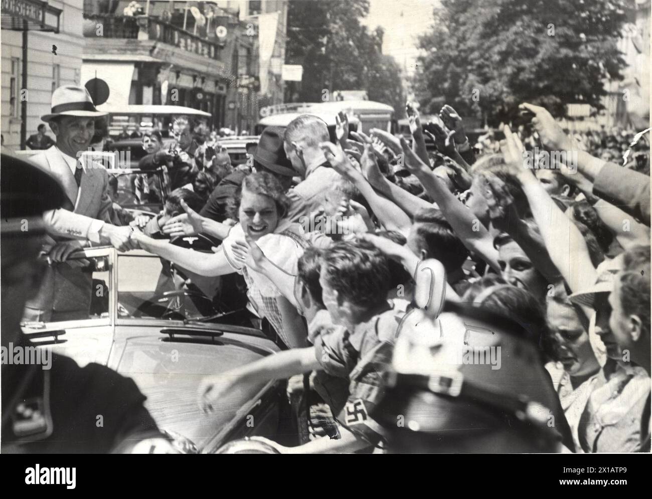Joseph Goebbels in Salzburg, Goebbels becoming at a sightseeing tour through Salzburg welcome the Reich Minister in the car standing, shaking the hand of a young woman, 24.7.1938 - 19380724 PD0023 - Rechteinfo: Rights Managed (RM) Stock Photo