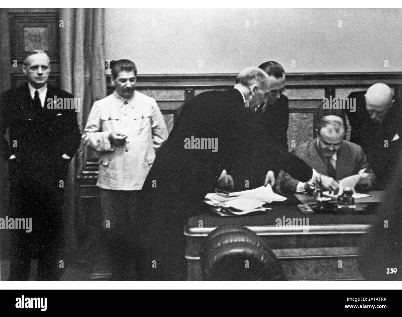 Signing of the non-aggression treaty German richly and USSR in Moscow, Joachim of Ribbentrop, Joseph Stalin, undersecretary Gauss, councellor a legation Hilger, Wjatscheslaw Mikhailovich Molotov (initial) and Frederic Werner count of the Schulenburg, 23.08.1939 - 19390823 PD0040 - Rechteinfo: Rights Managed (RM) Stock Photo