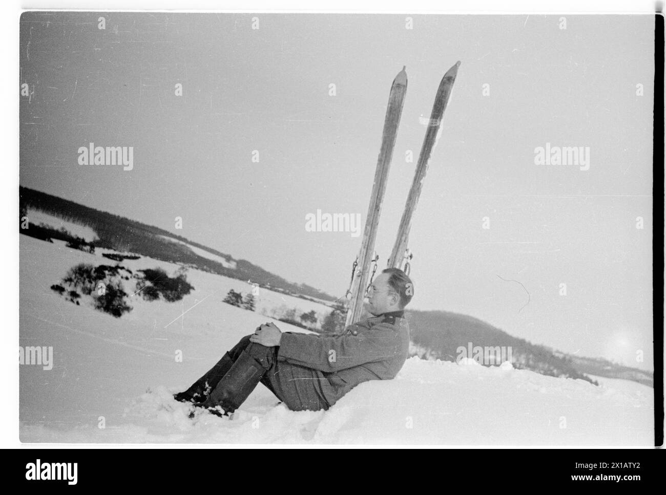 Member of the combat engineering in the snow covered terrain, soldier with his ski, 1940 - 19400101 PD3406 - Rechteinfo: Rights Managed (RM) Stock Photo