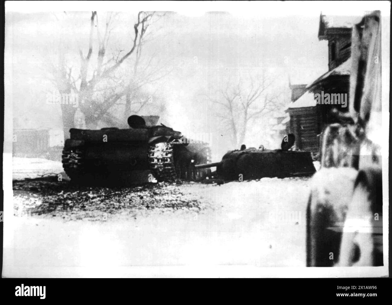 Shot down Soviet tank, destroyed Soviet KW (Kliment Voroshilov) I, heavy combat tank, in the winter 1941, in a Russian village, 26.12.1941 - 19411226 PD0001 - Rechteinfo: Rights Managed (RM) Stock Photo