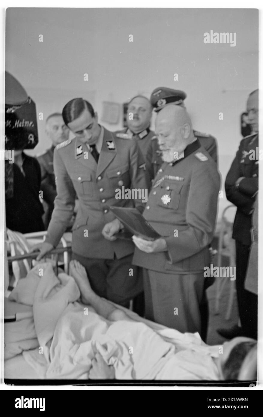 General hospital Xla Boerhavegasse (Rudolfspital), Lorenz Boehler (in uniform) at a round on the sick-bed, 1943 - 19430101 PD4255 - Rechteinfo: Rights Managed (RM) Stock Photo