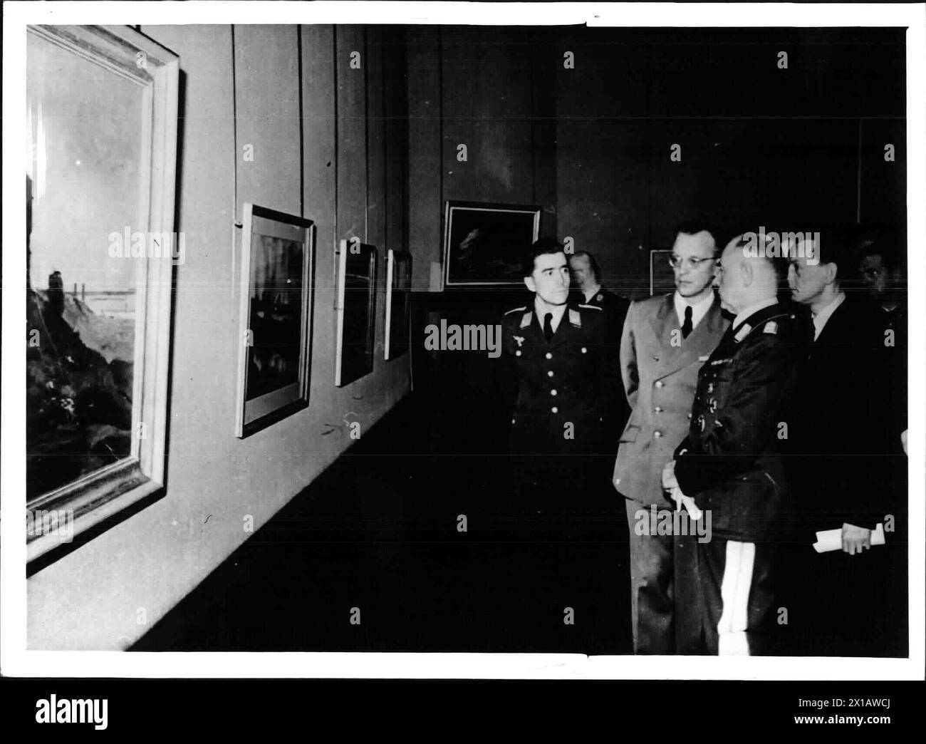 Exhibition ''Kunst der Front'', Seyss-Inquart during beat through of the exhibition, 28.1.1943 - 19430128 PD0007 - Rechteinfo: Rights Managed (RM) Stock Photo