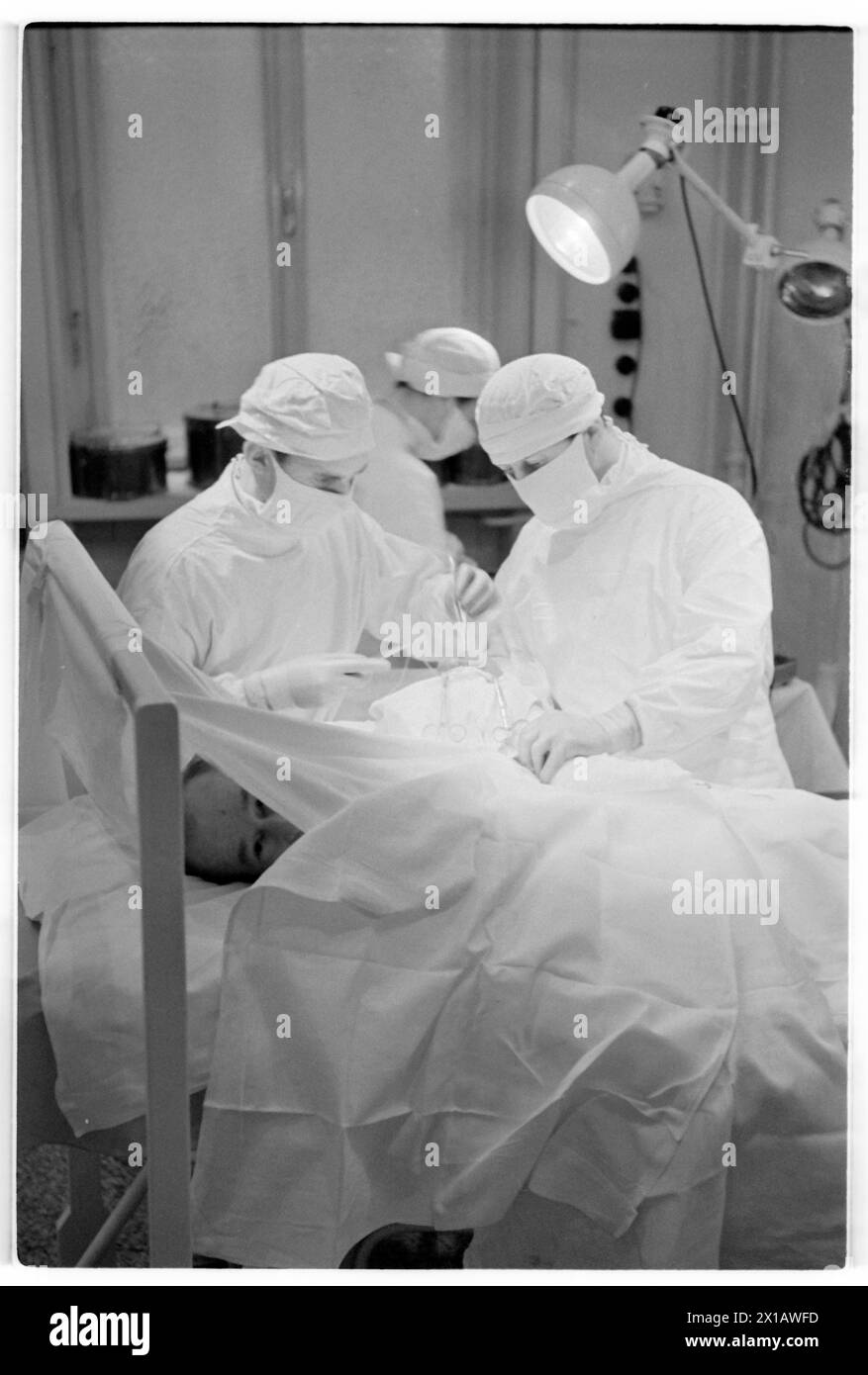 Emergency hospital Webergasse, during of a surgical mesh, 1944 - 19440101 PD3657 - Rechteinfo: Rights Managed (RM) Stock Photo
