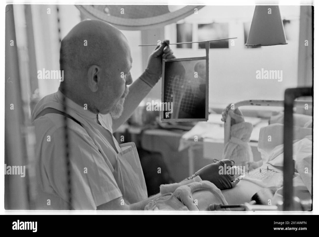 Emergency hospital Webergasse, Lawrence Boehler at treat of a radiograph, 1944 - 19440101 PD3605 - Rechteinfo: Rights Managed (RM) Stock Photo