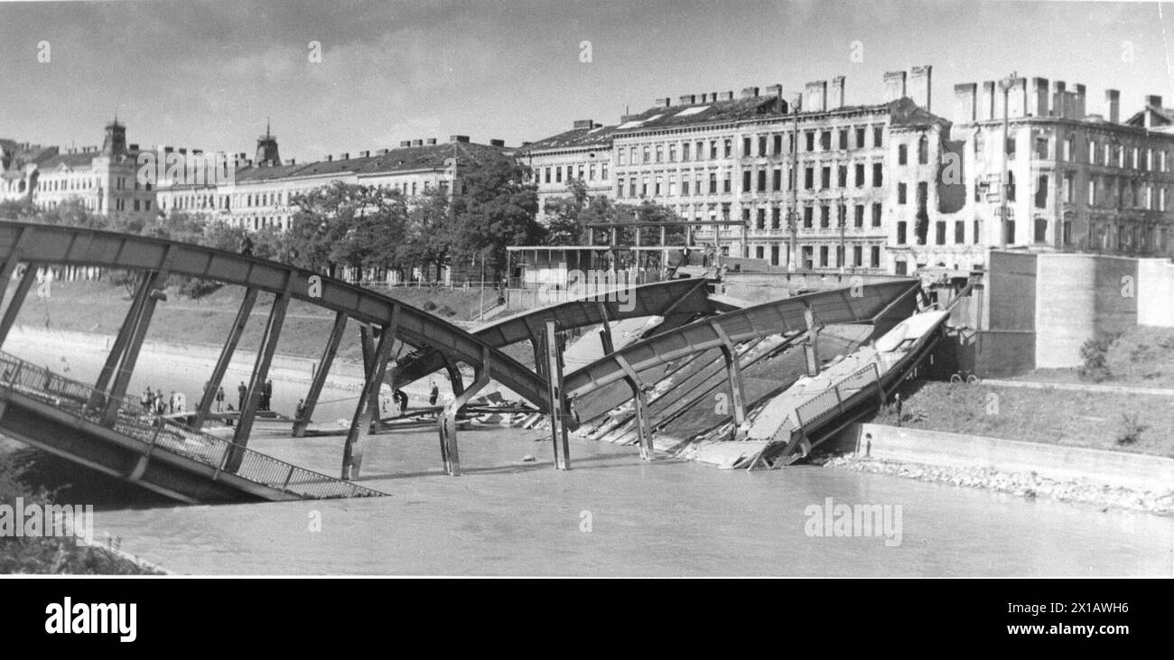 Destroyed Aspernbruecke (Aspern Bridge), view towards the collapsed bridge across the Danube Canal, 1945 - 19450101 PD8293 - Rechteinfo: Rights Managed (RM) Stock Photo